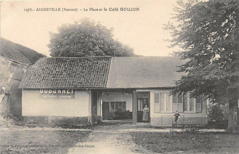 Carte postale ancienne Aigneville La Place Et La Cafe Goujon à Aigneville