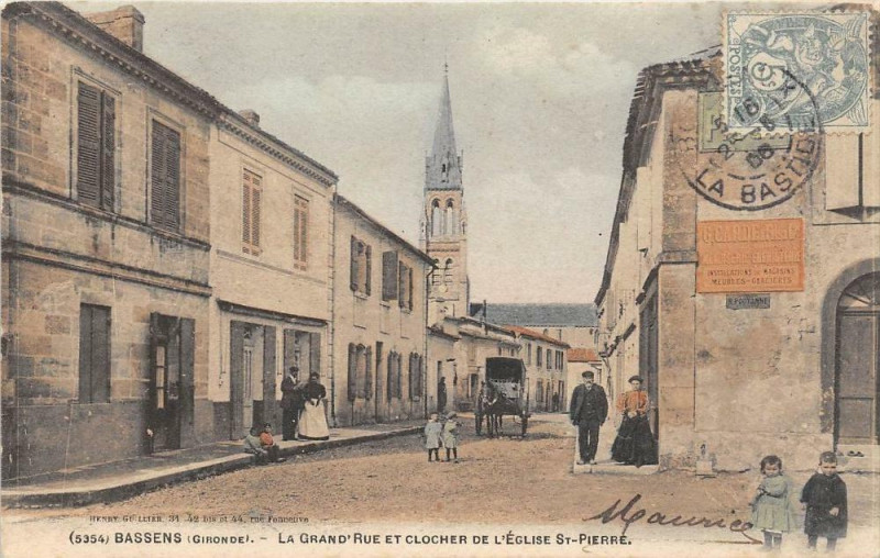 Carte postale ancienne Bassens La GRAND´RUE Et Clocher De L´EGLISE Saint-Pierre à Bassens