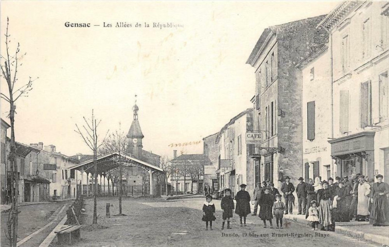Carte postale ancienne Gensac Les Allees De La Republique à Gensac