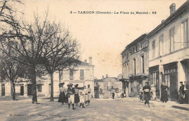 Carte postale ancienne Targon La Place Du Marche (cliché pas courant à Targon