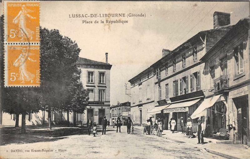 Carte postale ancienne Lussac De Libourne Place De La Republique à Lussac