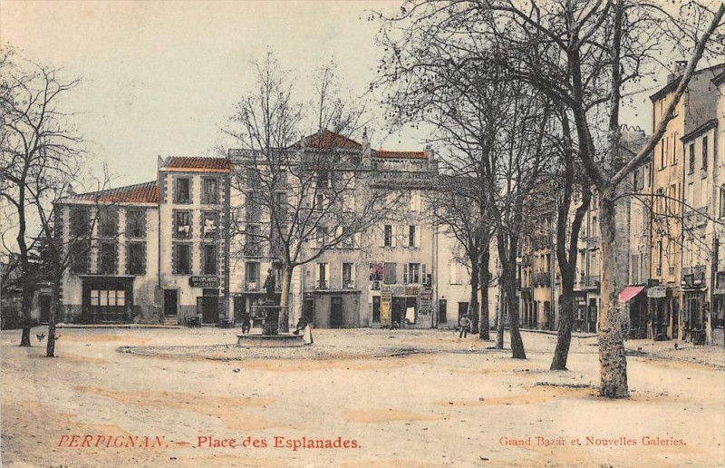 Carte postale ancienne Perpignan Place Des Esplanades à Perpignan