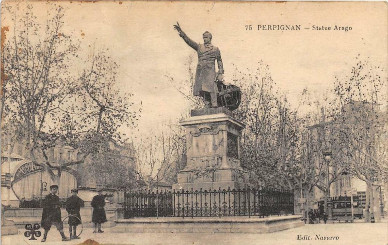 Carte postale ancienne Perpignan Statue Arago (éditeur Navarro à Perpignan