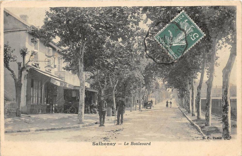 Carte postale ancienne Sathonay Le Boulevard