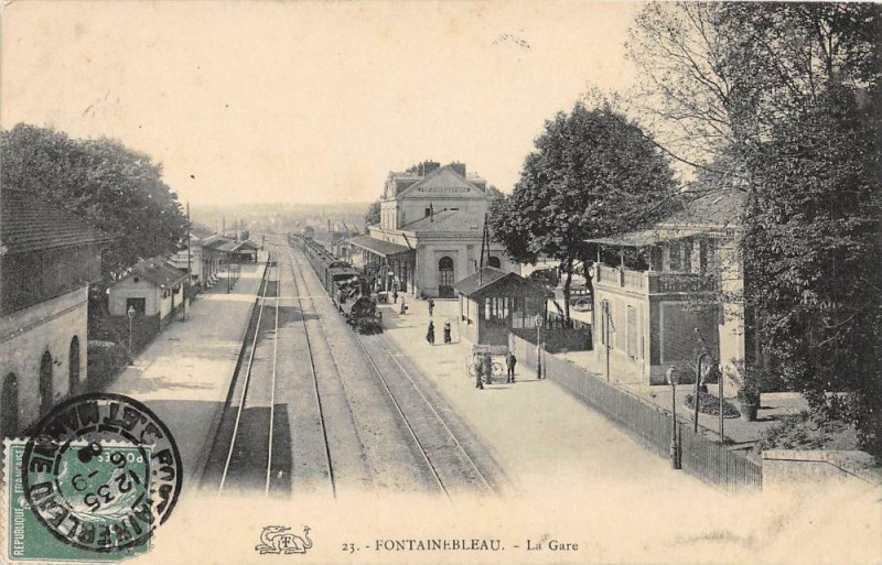 Carte postale ancienne Fontainebleau La Gare (Train En Gare à Fontainebleau