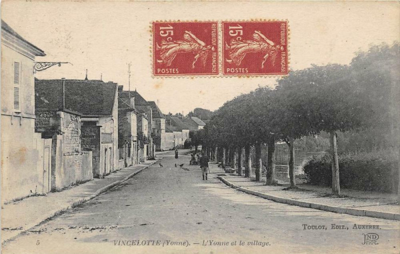 Carte postale ancienne Vincelotte L'Yonne Et Le Village