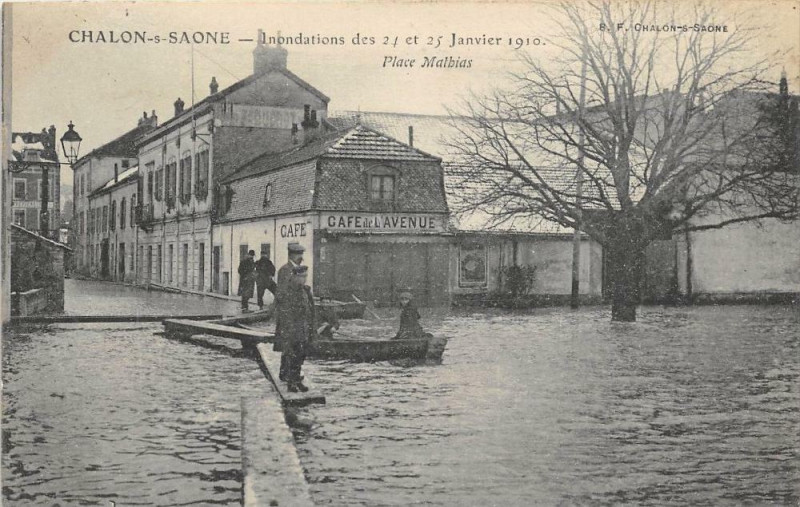 Carte postale ancienne Chalon Sur Saone Inondation 1910 Place Mathias