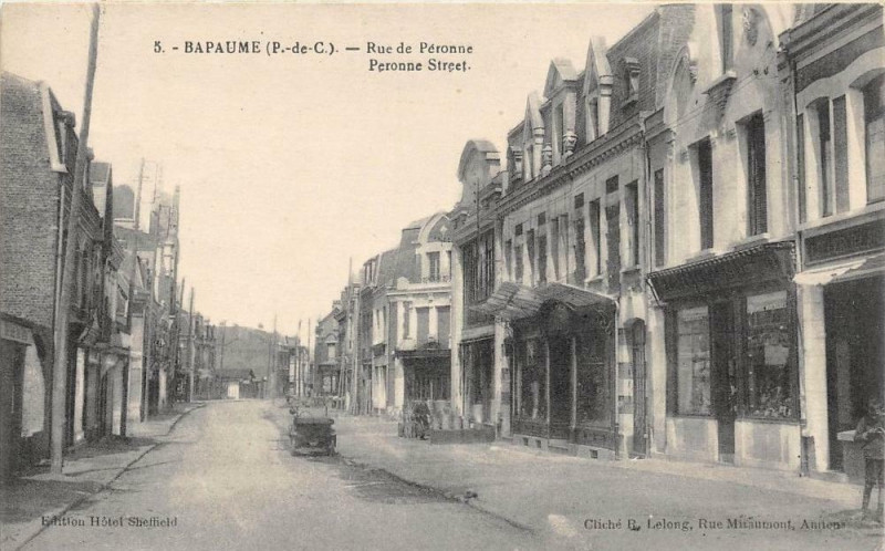 Carte postale ancienne Bapaume Rue De Peronne à Bapaume
