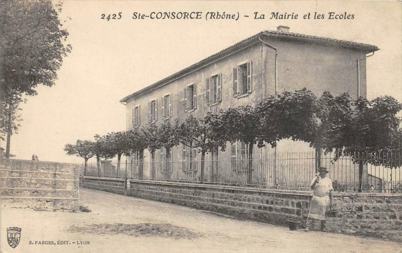 Carte postale ancienne Sainte Consorce La Mairie Et Les Ecoles à Sainte-Consorce