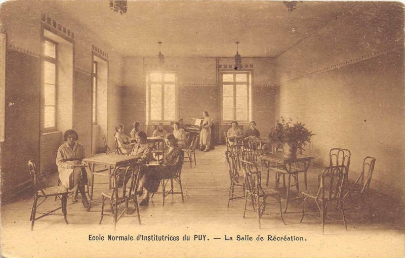 Carte postale ancienne Ecole Normale D´INSTITUTRICES La Salle De Recreation