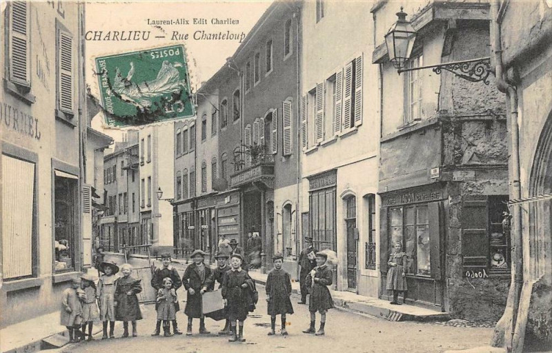 Carte postale ancienne Charlieu Rue Chanteloup à Charlieu