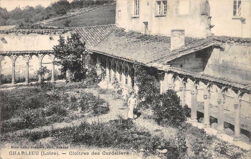 Carte postale ancienne Charlieu Cloitres Des Cordeliers à Charlieu