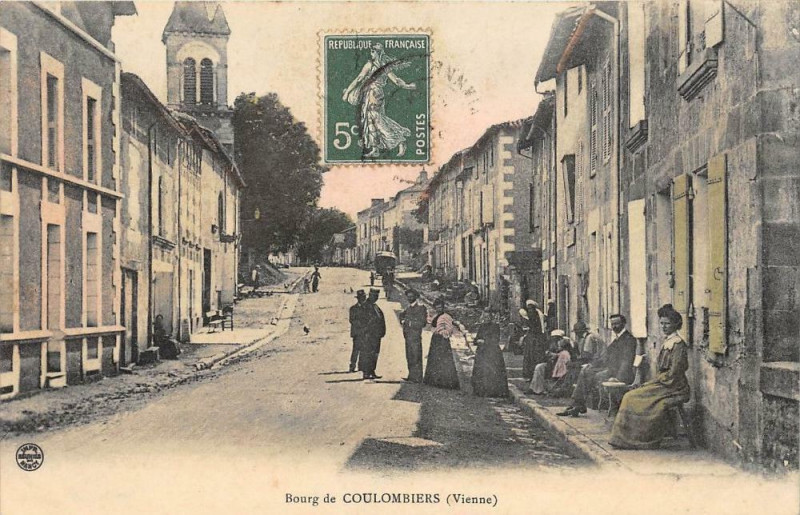 Carte postale ancienne Bourg De Coulombiers Vienne (cliché colorisé à Coulombiers