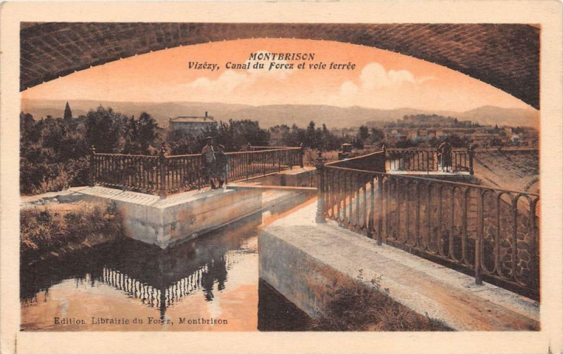 Carte postale ancienne Montbrison Canal Du Forez Voie Feree (cliché pas courant à Savigneux