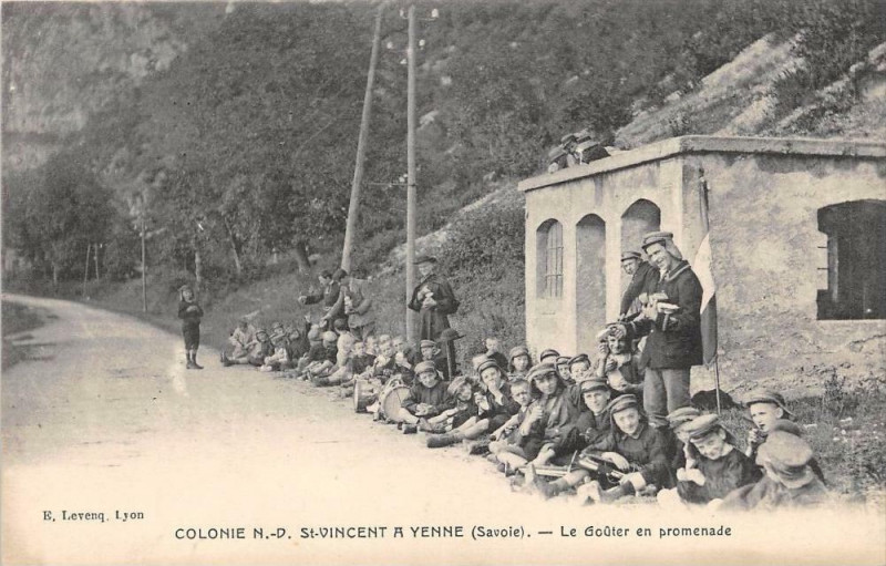 Carte postale ancienne Colonie Saint Vincent A Yenne Le Gouter En Promenade à Yenne