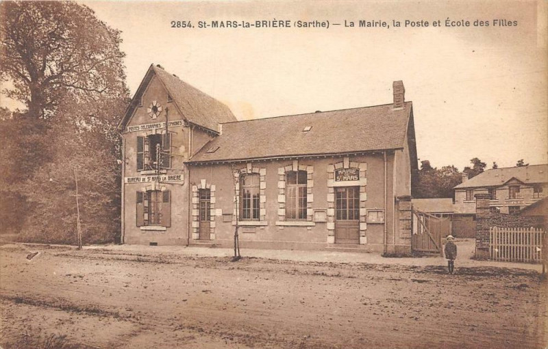 Carte postale ancienne Saint Mars La Briere La Mairie La Poste Ecole De Filles
