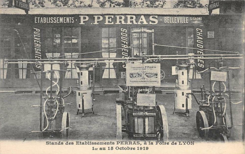 Carte postale ancienne Etablissement P.perras Stand Des Etablissement Perras A La Foire De Lyon à Lyon