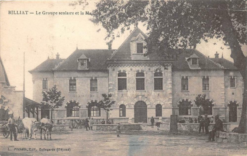Carte postale ancienne Billiat Le Groupe Scolaire Et La Mairie à Billiat