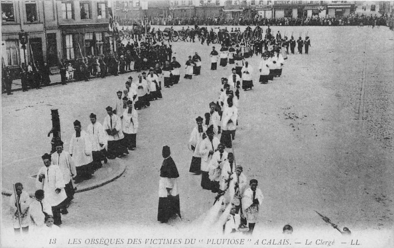 Carte postale ancienne Les Obseques Des Victimes Du Pluviose A Calais Le Clerge à Calais