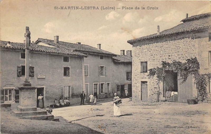 Carte postale ancienne Saint Martin Lestra Place De La Croix à Saint-Martin-Lestra