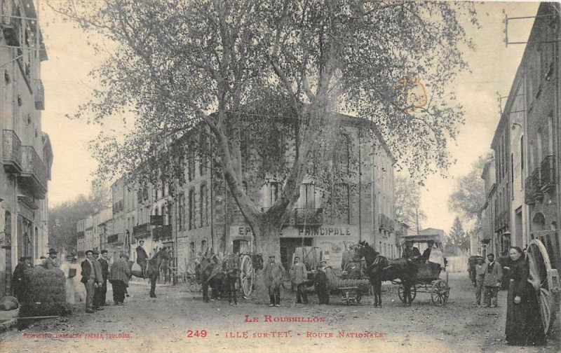 Carte postale ancienne Ille Sur Tet Route Nationale à Ur