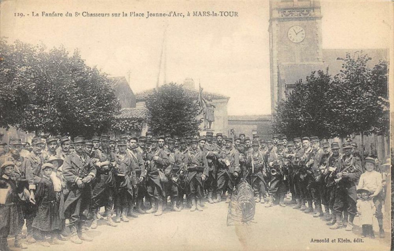 Carte postale ancienne La Fanfare Du 8e Chasseurs Sur La Place Jeanne D'Arc A Mars La Tour à Mars-la-Tour