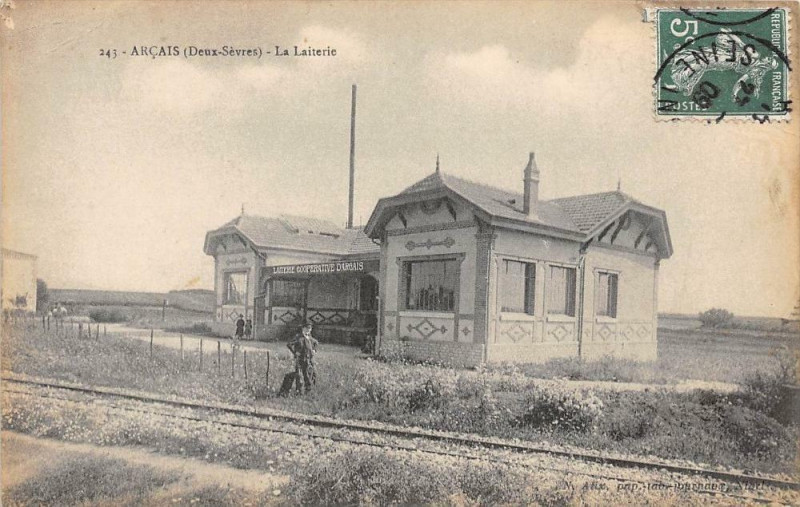 Carte postale ancienne Arcais La Laiterie (cpa pas courante à Arçais