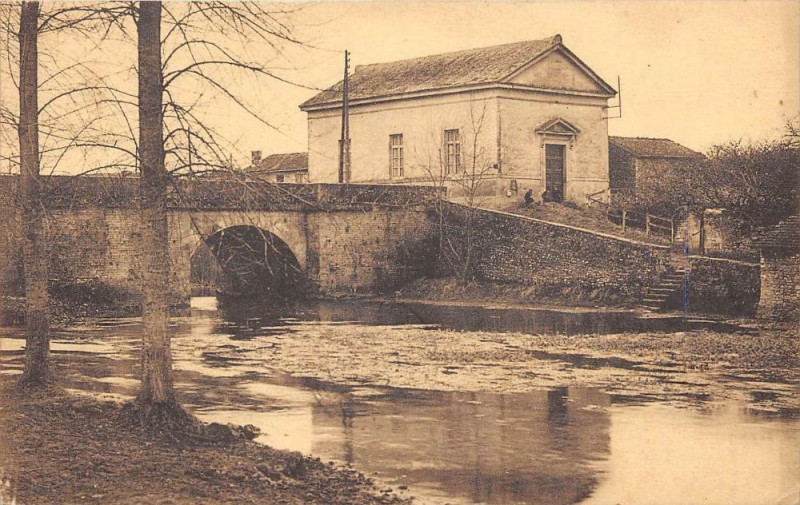 Carte postale ancienne Couhe Temple Protestant (cliché pas courant