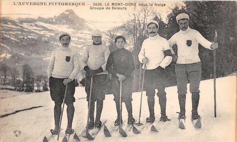 Carte postale ancienne Le Mont Dore Sous La Neige Groupe De Skieurs à Mont-Dore