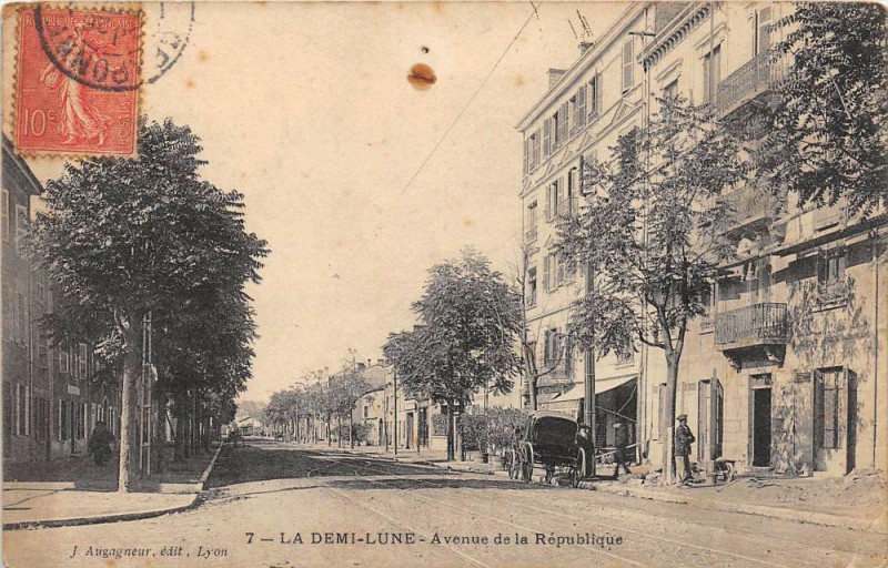 Carte postale ancienne La Demi Lune Avenue De La Republique
