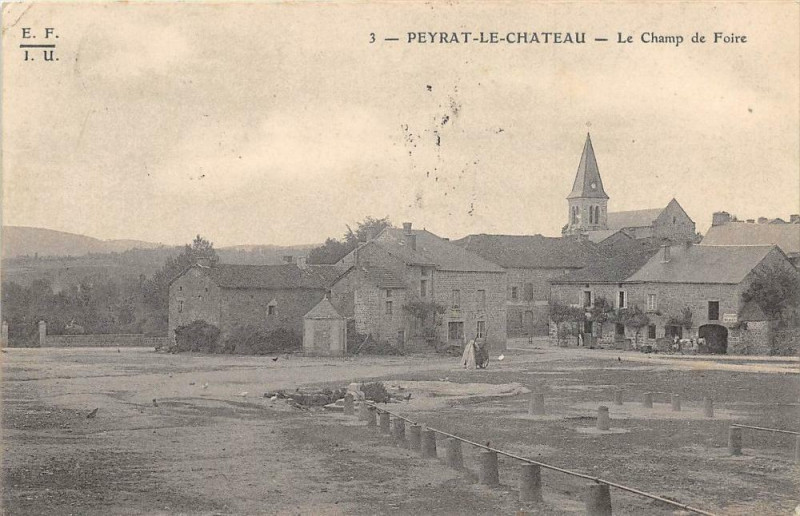 Carte postale ancienne Peyrat Le Chateau Le Champ De Foire (cliché pas courant