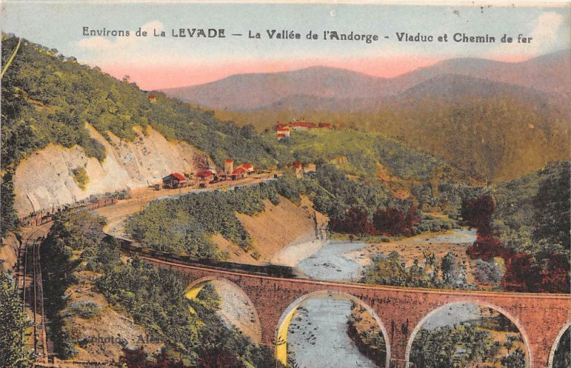 Carte postale ancienne Environs De La Levade La Vallee De L'Andorge Viaduc Et Chemin De Fer (cpa