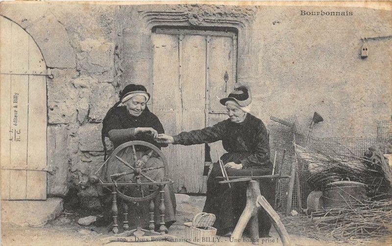 Carte postale ancienne Deux Bourbonnaises De Billy Une Bonne Prise ! à Billy
