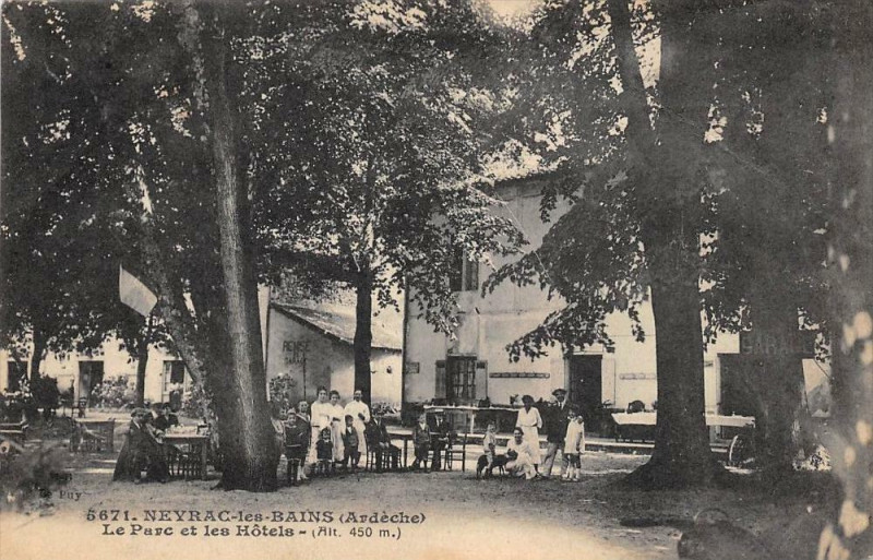 Carte postale ancienne Neyrac Les Bains Le Parc Et Les Hotels