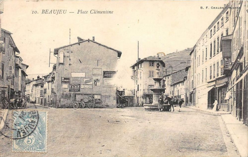 Carte postale ancienne Beaujeu Place Clementine à Beaujeu