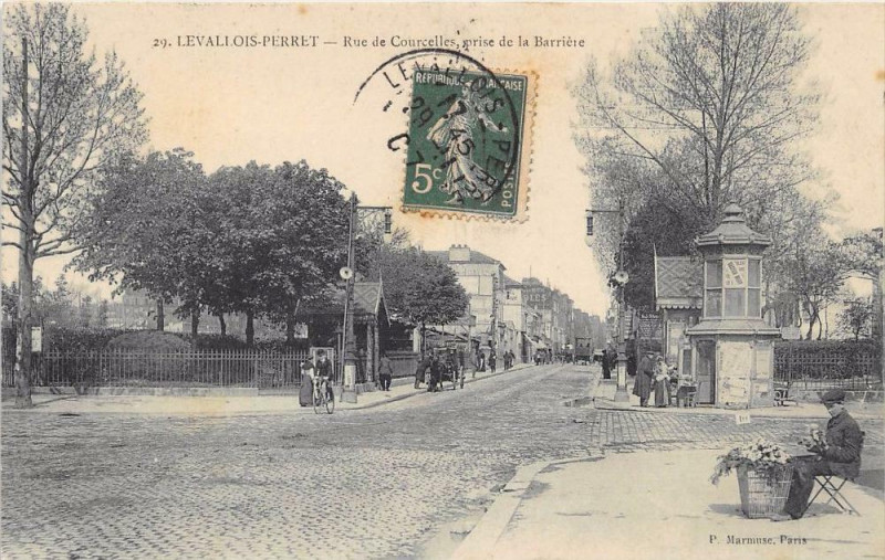 Carte postale ancienne Levallois Perret Rue De Courcelles Prise De La Barriere à Levallois-Perret