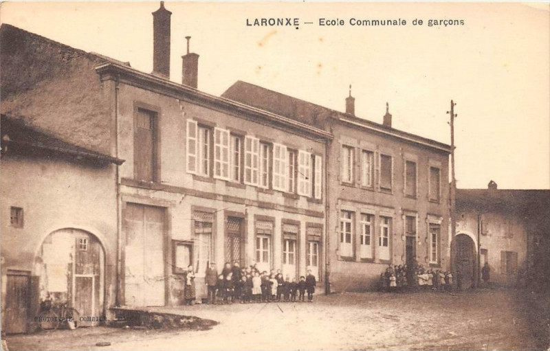 Carte postale ancienne Laronxe Ecole Communale De Garcons à Laronxe
