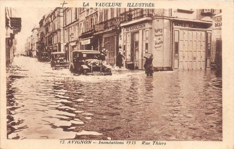 Carte postale ancienne Avignon Inondations 1935 Rue Thiers à Avignon