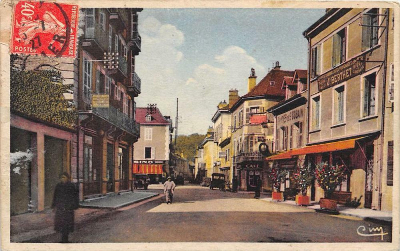Carte postale ancienne Pont De Beauvoisin Rue De La Gare Place De La Halle