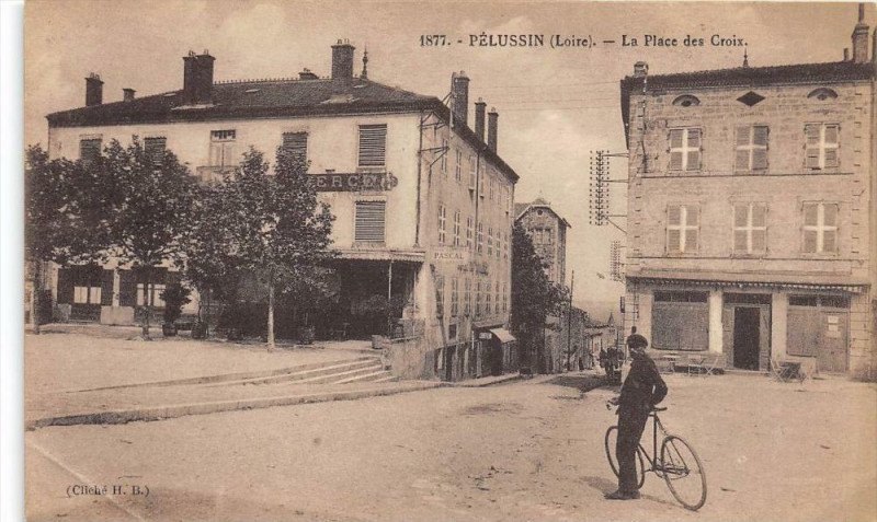 Carte postale ancienne Pelussin La Place Des Croix à Pélussin