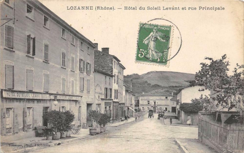 Carte postale ancienne Lozanne Hotel Du Soleil Levant Et Rue Principale à Lozanne