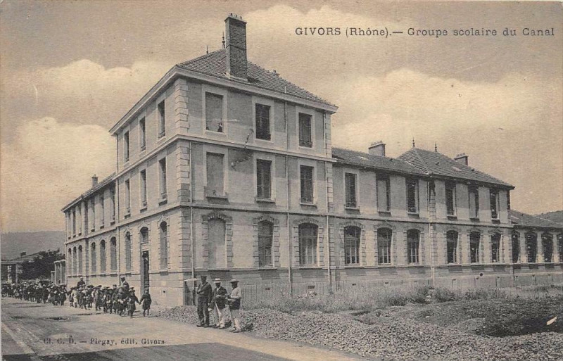 Carte postale ancienne Givors Groupe Scolaire Du Canal à Givors