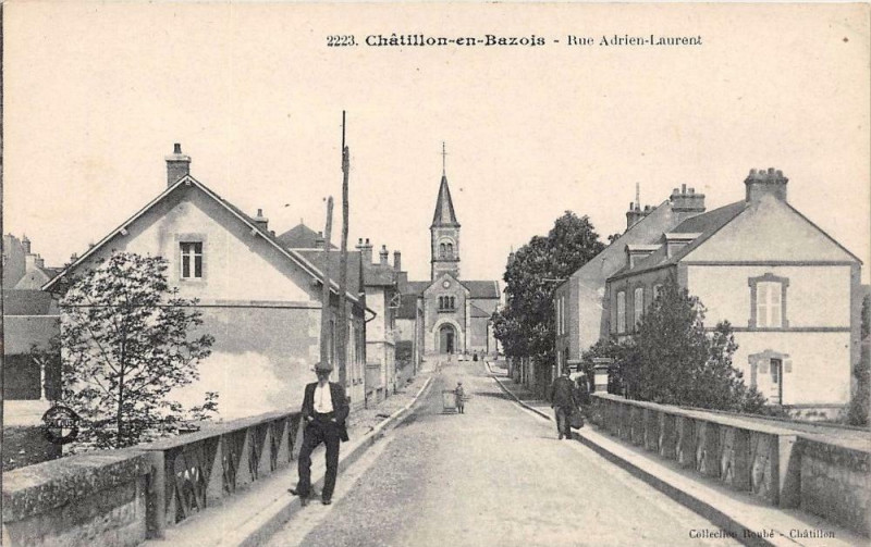 Carte postale ancienne Chatillon En Bazois Rue Adrien Laurent
