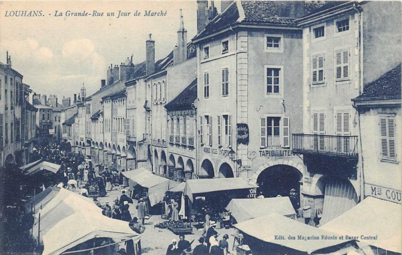 Carte postale ancienne Louhans La Grande Rue Un Jour De Marche à Louhans
