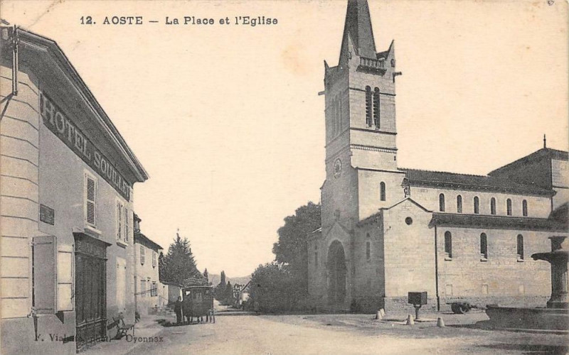 Carte postale ancienne Aoste La Place Et L'Eglise à Aoste