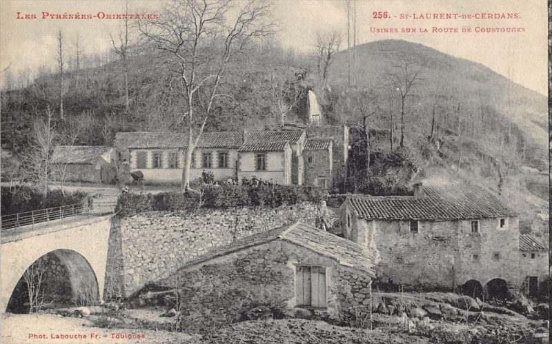 Carte postale ancienne Saint Laurent De Cerdans Usines Sur La Route De Coustouges à Coustouges