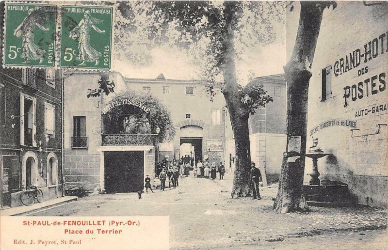 Carte postale ancienne Saint Paul De Fenouillet Place Du Terrier à Fenouillet