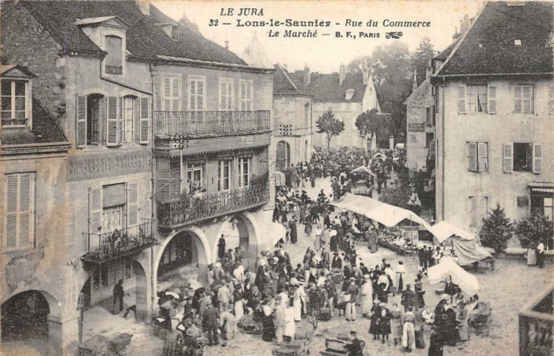 Carte postale ancienne Lons Le Saunier Rue Du Commerce Le Marche à Lons-le-Saunier
