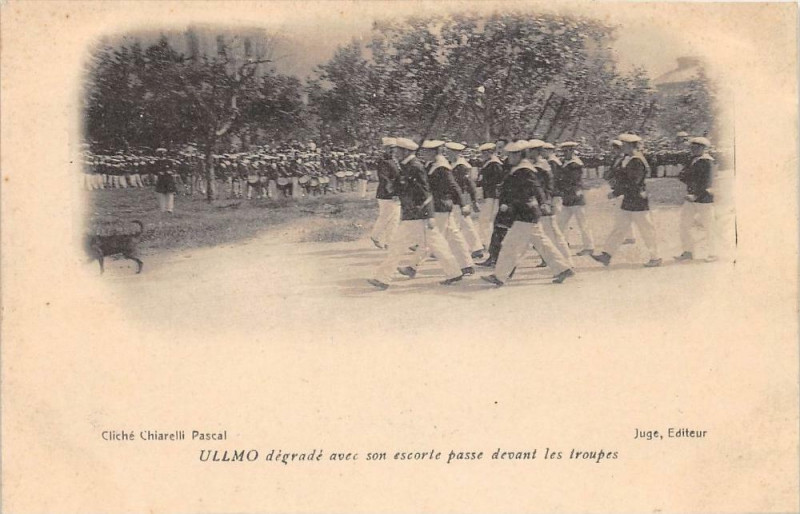 Carte postale ancienne Ullmo Degrade Avec Son Escorte Passe Devant Les Troupes