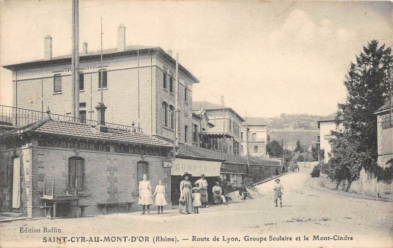 Carte postale ancienne Saint Cyr Au Mont D'Or Route De Lyon Groupe Scolaire Et Mont Cindre à Lyon